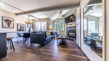 TV, caminetto, videogiochi, lettore DVD