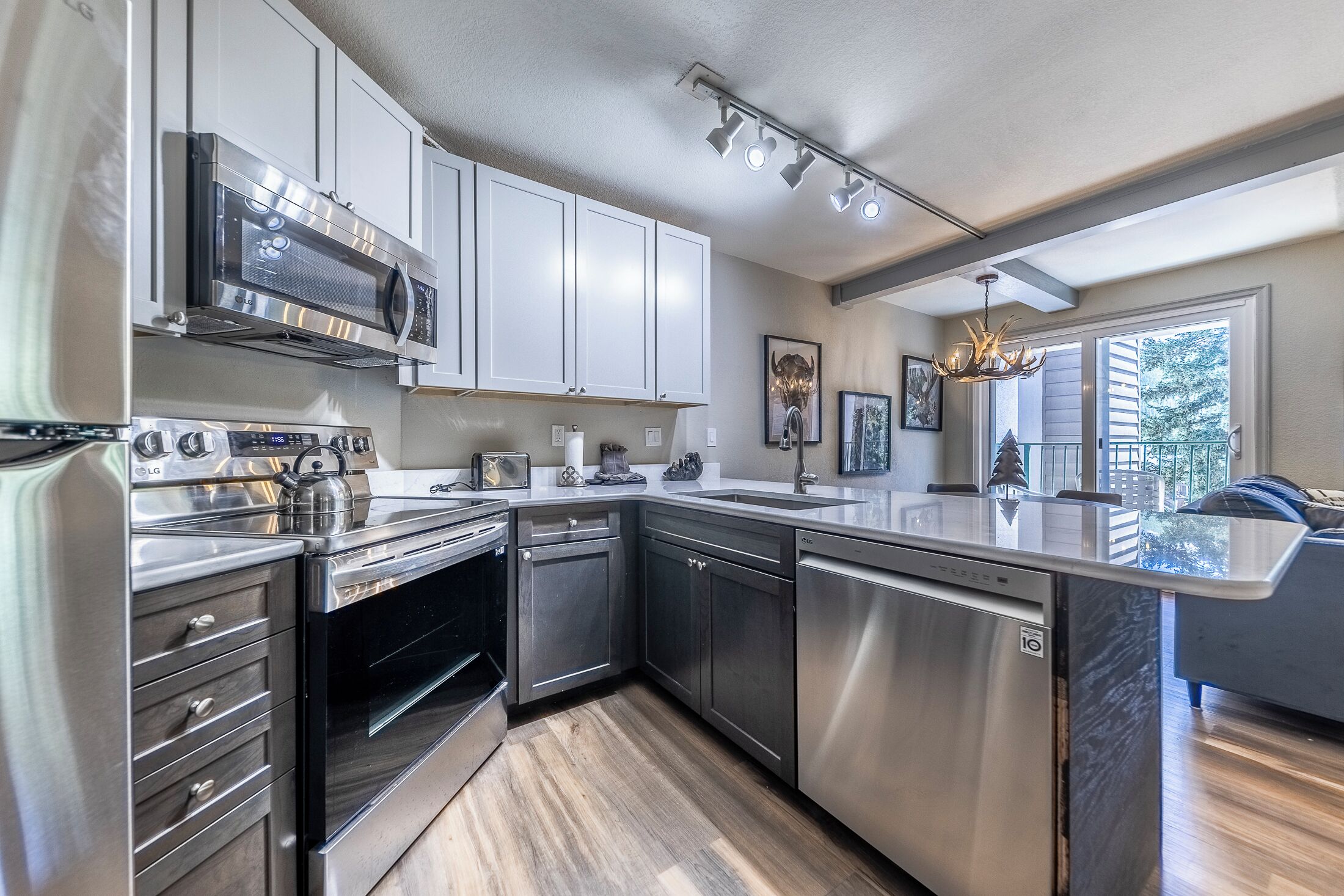 Køleskab, mikrobølgeovn, ovn, kogeplade