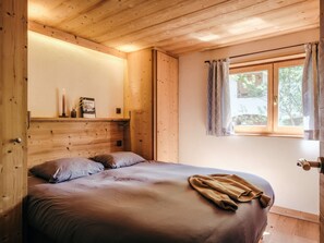7 bedrooms, free WiFi, bed sheets