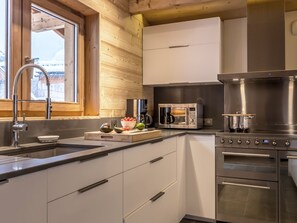 Geladeira, micro-ondas, lava-louças