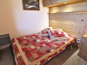 1 bedroom, bed sheets