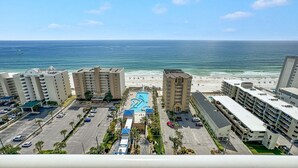 Hotel frente al mar con piscina, estacionamiento y vistas al océano.