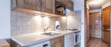 ثلاجة، ميكروويف، غسالة أطباق، ماكينة لصنع القهوة/الشاي