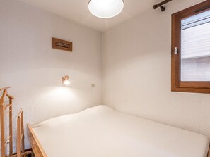 1 bedroom, bed sheets