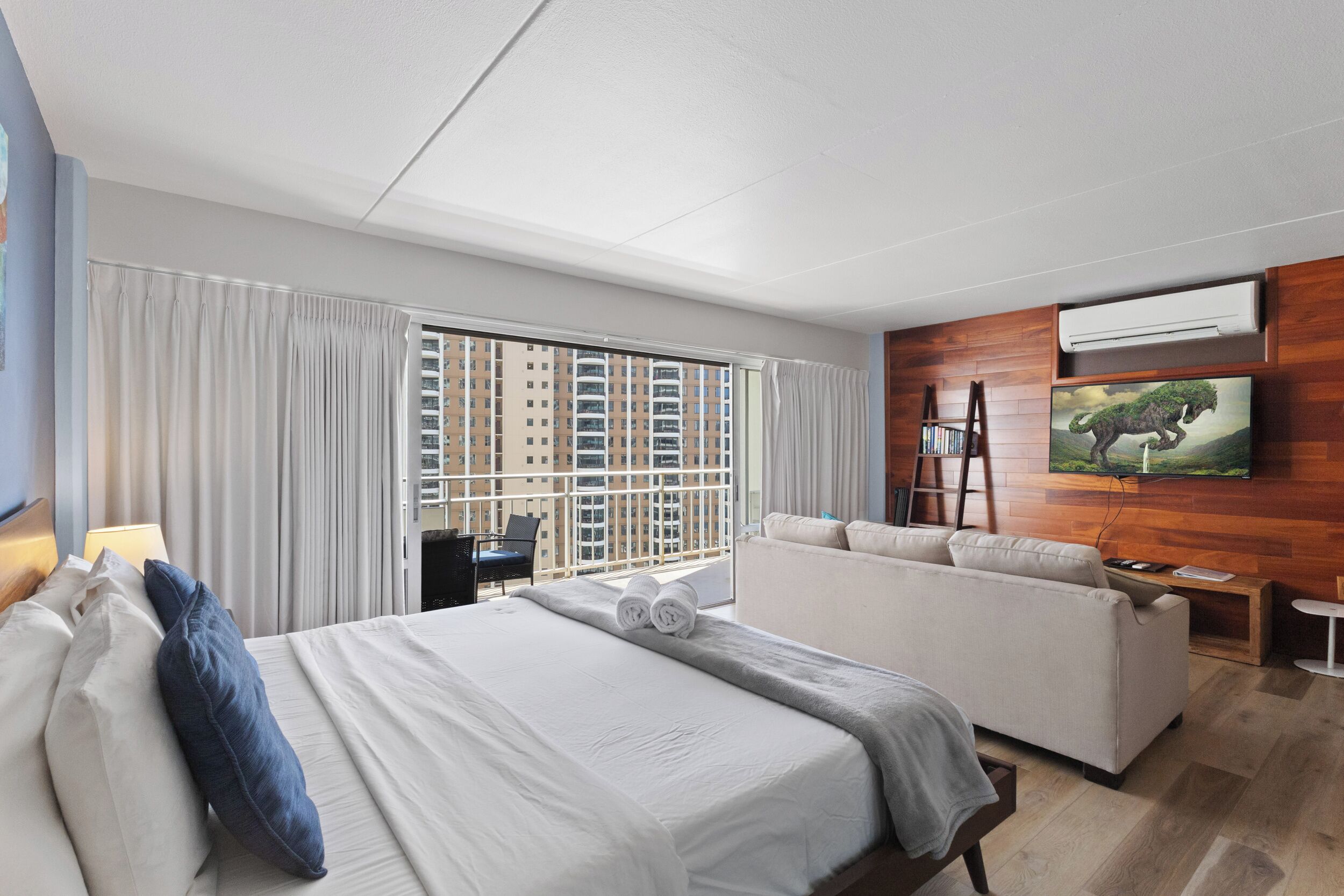 Tabla de planchar con plancha, wifi y ropa de cama 