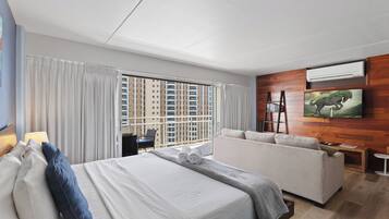 Tabla de planchar con plancha, wifi y ropa de cama