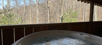 Get N' Lucky – Cozy Mountain Cabin w/ Hot Tub & Views