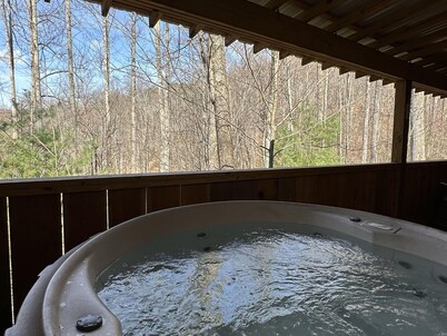 Get N' Lucky – Cozy Mountain Cabin w/ Hot Tub & Views