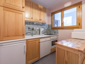 Fridge, microwave, dishwasher, coffee/tea maker