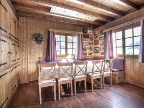 Banquet hall - Chalet for 10 people, near slopes, with fireplace and garage, pets allowed (La Clusaz)