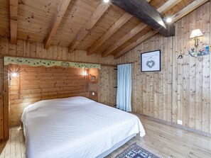 Room - Chalet for 10 people, near slopes, with fireplace and garage, pets allowed (La Clusaz)