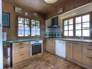 Private kitchen - Chalet for 10 people, near slopes, with fireplace and garage, pets allowed (La Clusaz)