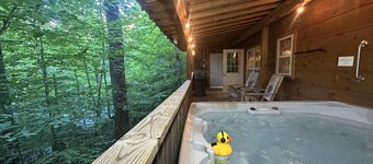 “Lovey Dovey: Your Romantic Asheville Cabin Escape”