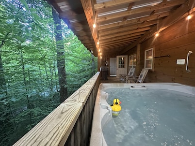 “Lovey Dovey: Your Romantic Asheville Cabin Escape”
