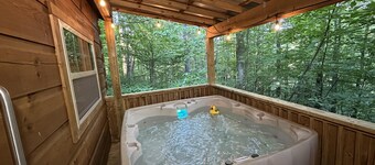 “Lovey Dovey: Your Romantic Asheville Cabin Escape”