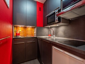 ثلاجة، ميكروويف، فرن، غسالة أطباق