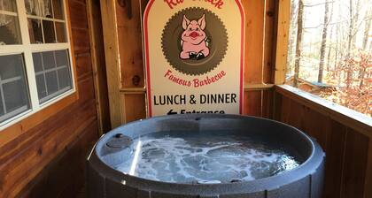 Heart Haven - Hot Tub, Fireplace, Romantic,25 minutes to Downtown,WiFi, Pets