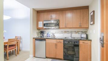 Full-size fridge, microwave, oven, stovetop