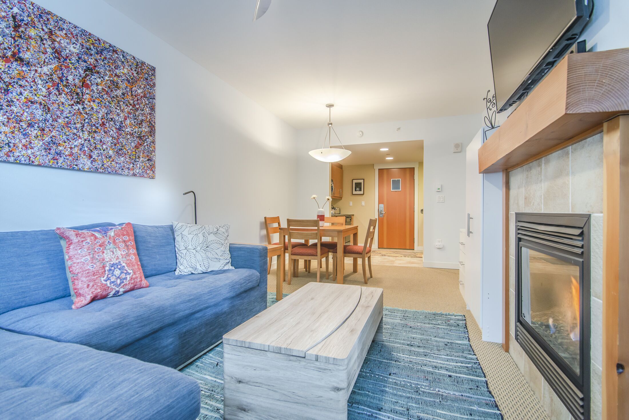 TV, caminetto, videogiochi, lettore DVD