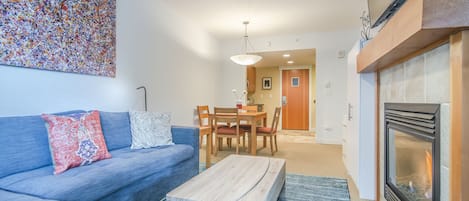 Una televisión, una chimenea, videojuegos, un reproductor de DVD