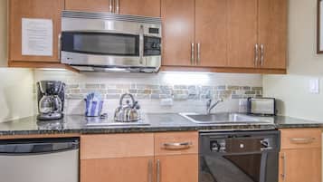 Full-sized fridge, microwave, oven, stovetop