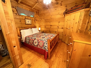 1 bedroom, desk, iron/ironing board, free WiFi - Escape to Nice & Knotty—A Romantic Cabin. (Asheville)