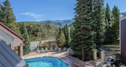 Cozy Mountain Escape for families. With ski in/ski out, pool & hot tub access