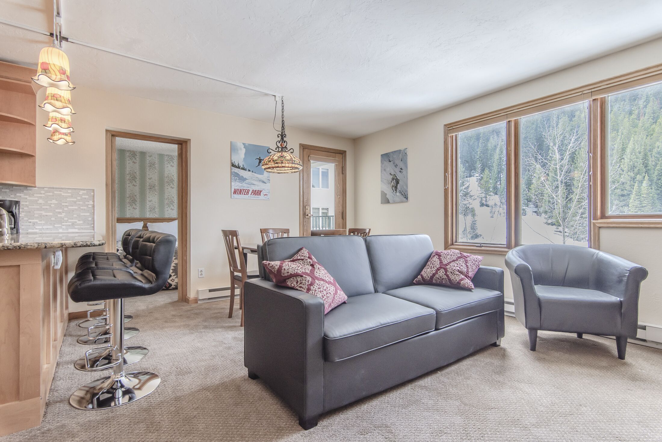 Cozy Mountain Escape for families. With ski in/ski out, pool & hot tub access