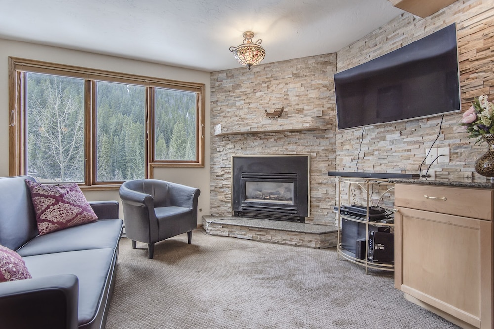 Cozy Mountain Escape for families. With ski in/ski out, pool & hot tub access