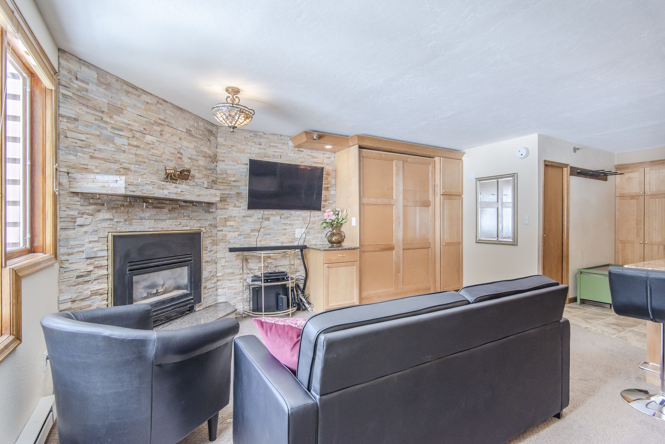 Cozy Mountain Escape for families. With ski in/ski out, pool & hot tub access