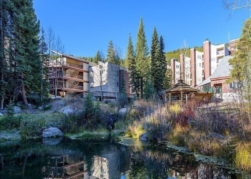 Cozy Mountain Escape for families. With ski in/ski out, pool & hot tub access