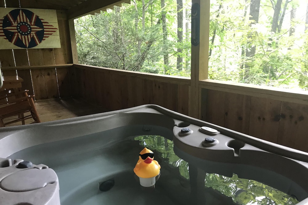 Cuddle Up and Relax- Hot Tub, Fireplace, Romantic, View, Free WiFi, Pet Friendly