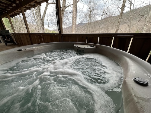 Hugs and Kisses! Great views, hot tub, Wi-Fi.