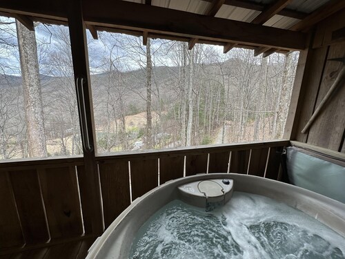 Hugs and Kisses! Great Views, Hot Tub, Fireplace,Near Downtown, Free WiFi, Pet