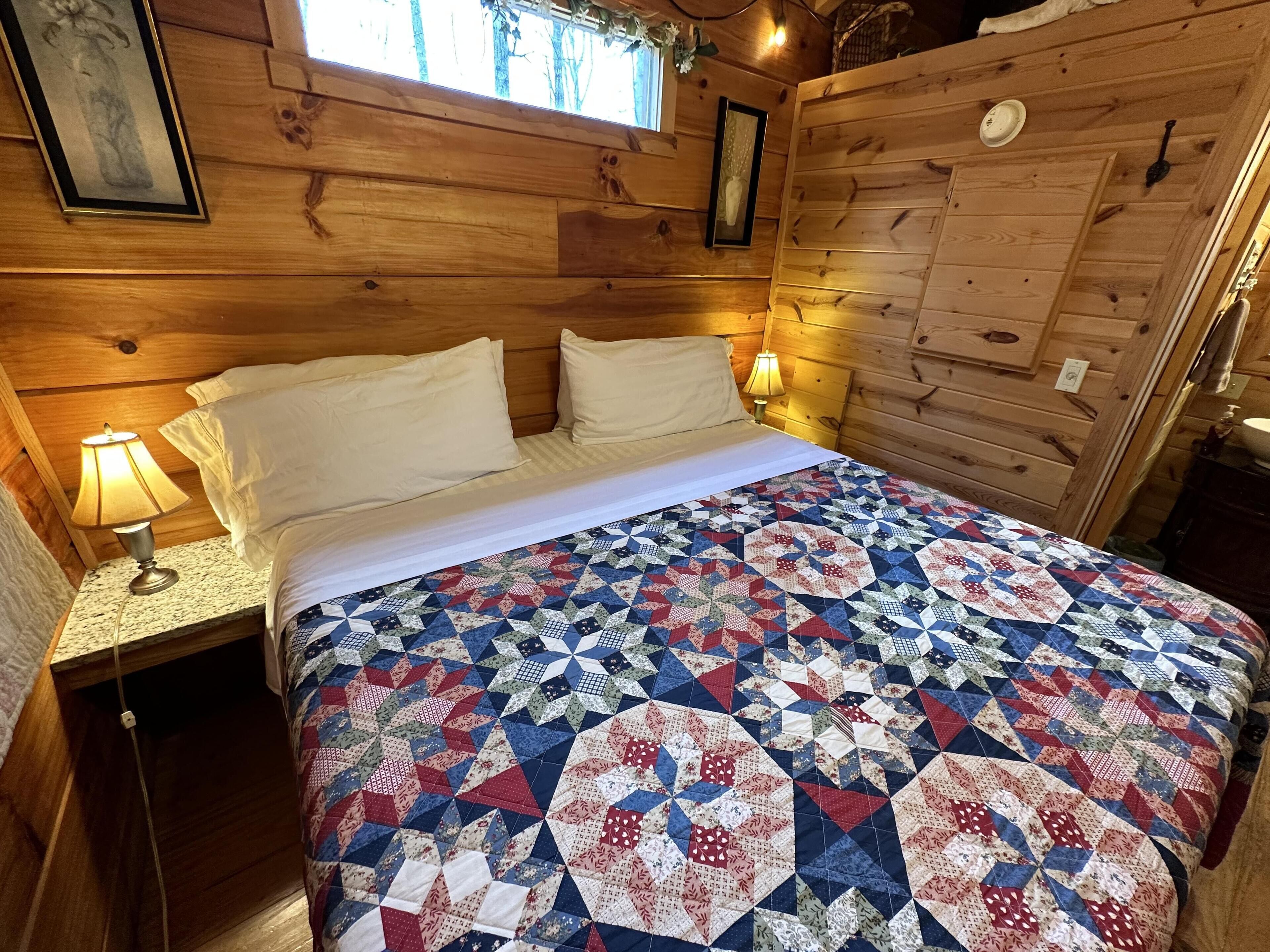 Hugs and Kisses! Great Views, Hot Tub, Fireplace,Near Downtown, Free WiFi, Pet