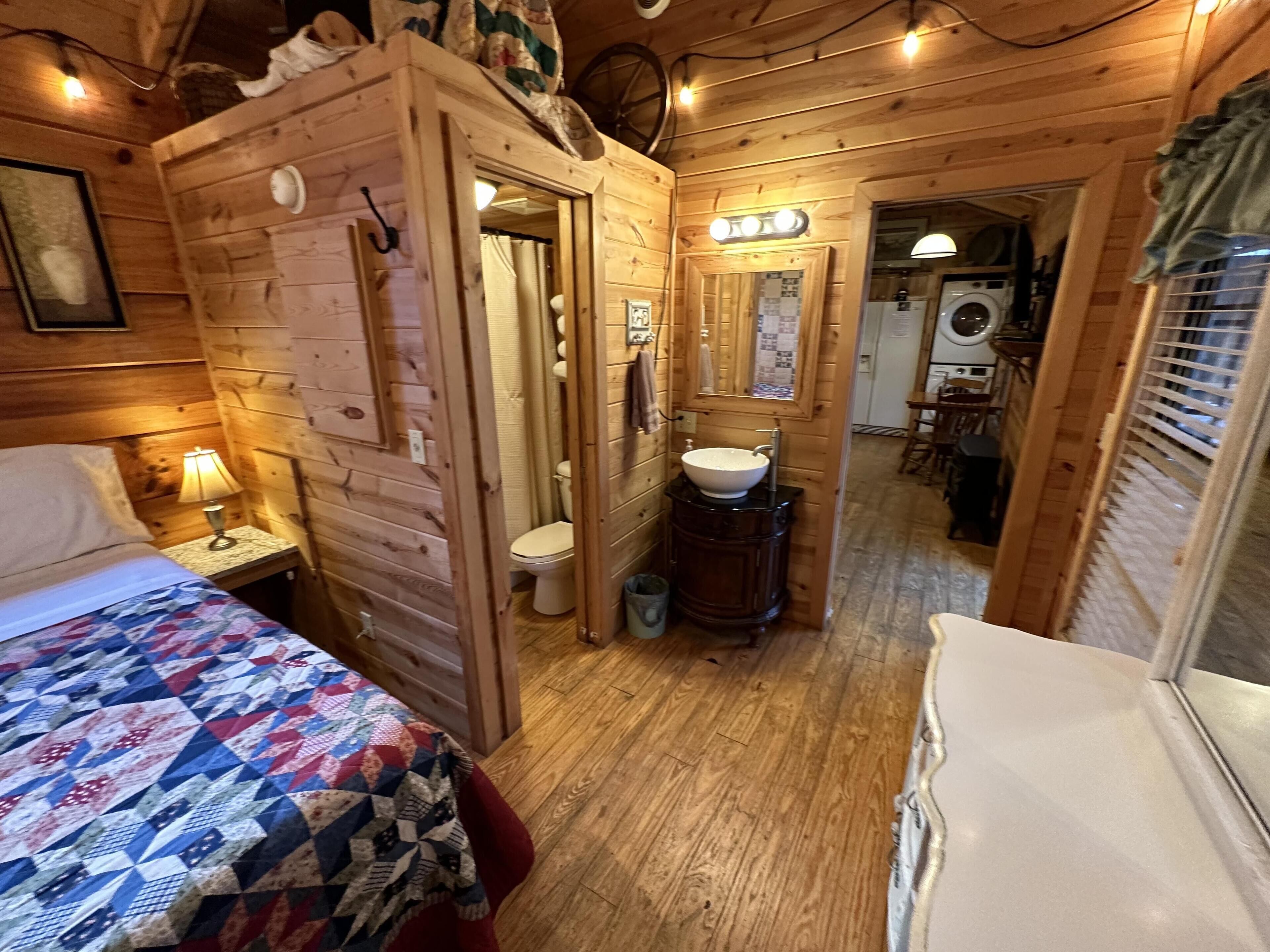 Hugs and Kisses! Great Views, Hot Tub, Fireplace,Near Downtown, Free WiFi, Pet