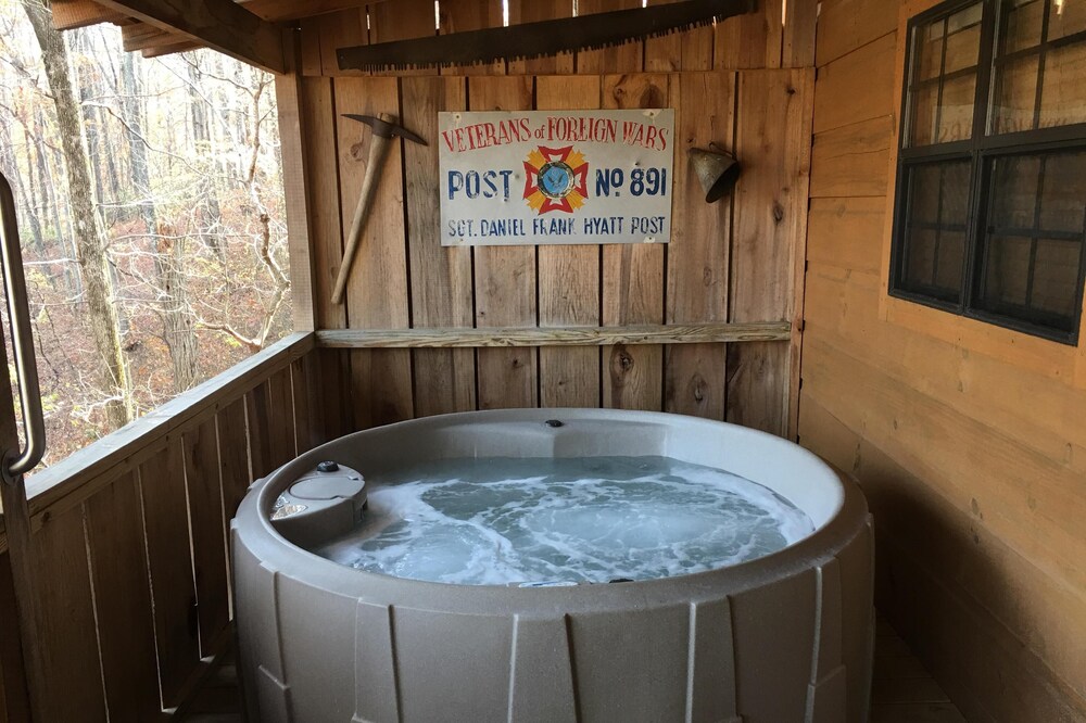 Hugs and Kisses! Great Views, Hot Tub, Fireplace,Near Downtown, Free WiFi, Pet