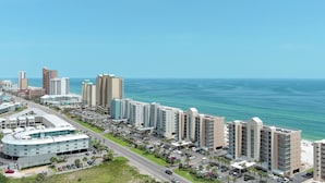 Un hôtel situé sur la côte, composé de plusieurs immeubles de grande hauteur, doté d’un parking et offrant une vue sur l’océan.