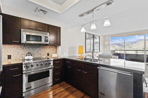 ثلاجة، ميكروويف، فرن، موقد طهي مسطح