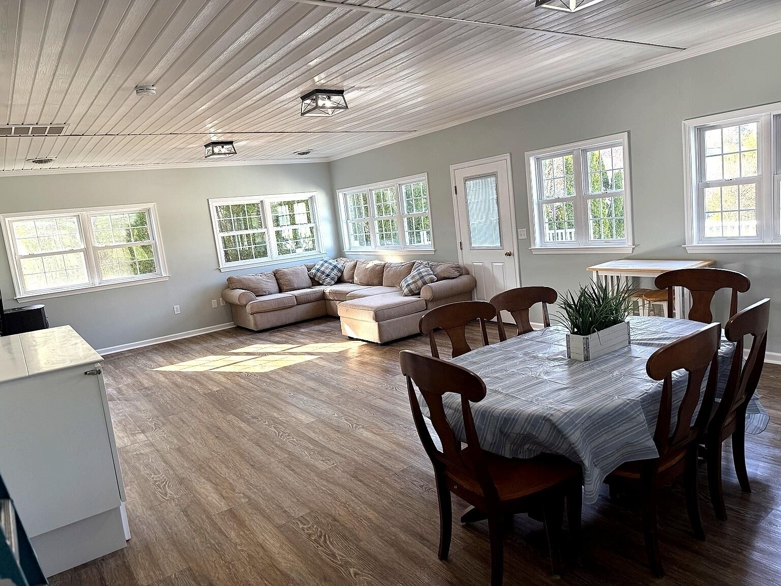 Smart TV, DVD player, books, offices