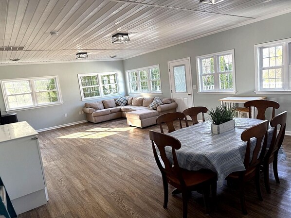 Smart TV, DVD player, books, offices