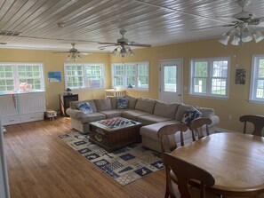 TV connectée, lecteur de DVD, livres, espaces bureaux