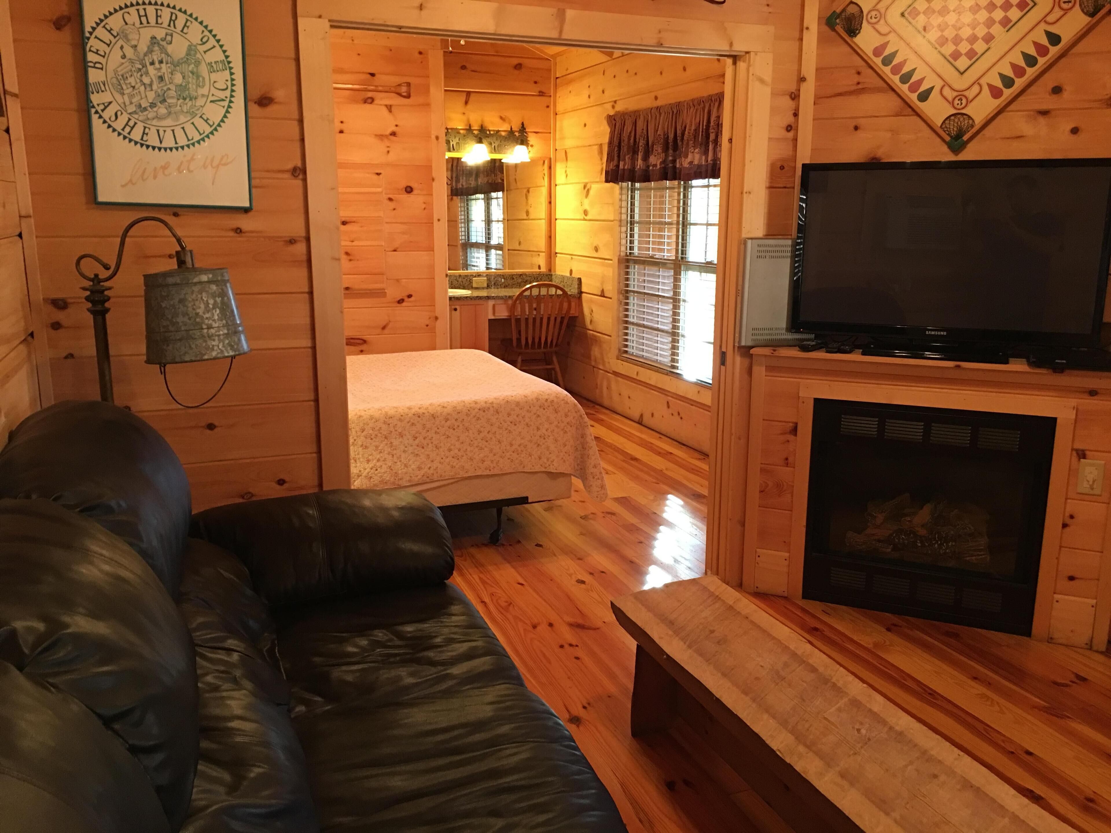 Feelin Frisky? - Hot Tub, Fireplace, Romantic, View, Near Downtown,WiFi, Pets