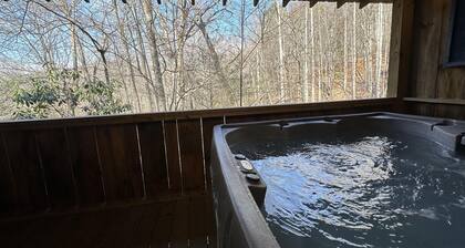 Feelin Frisky? - Yksityinen poreallas, takka, romanttinen, näkymä, lähellä keskustaa, grilli, ilmainen WiFi, lemmikit ok