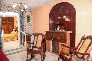 Deluxe-Dreibettzimmer, zum Garten hin