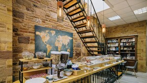 Una barra de desayuno con un mapa mundial, una escalera y una estantería.