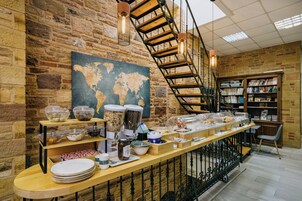 Una barra de desayuno con un mapa mundial, una escalera y una estantería.