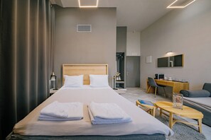 Deluxe-Dreibettzimmer, 1 Schlafzimmer, Balkon, Meerseite | Pillowtop-Betten, individuell dekoriert, Schreibtisch