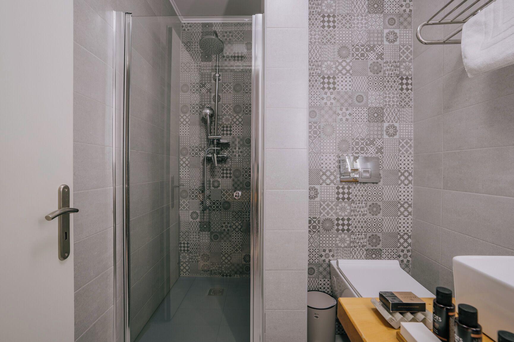 Un baño moderno con ducha, inodoro y lavamanos.