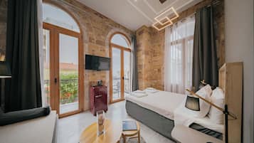 Deluxe driepersoonskamer, 1 slaapkamer, balkon, uitzicht op zee | Pillowtop-bedden, individueel gedecoreerd, een bureau